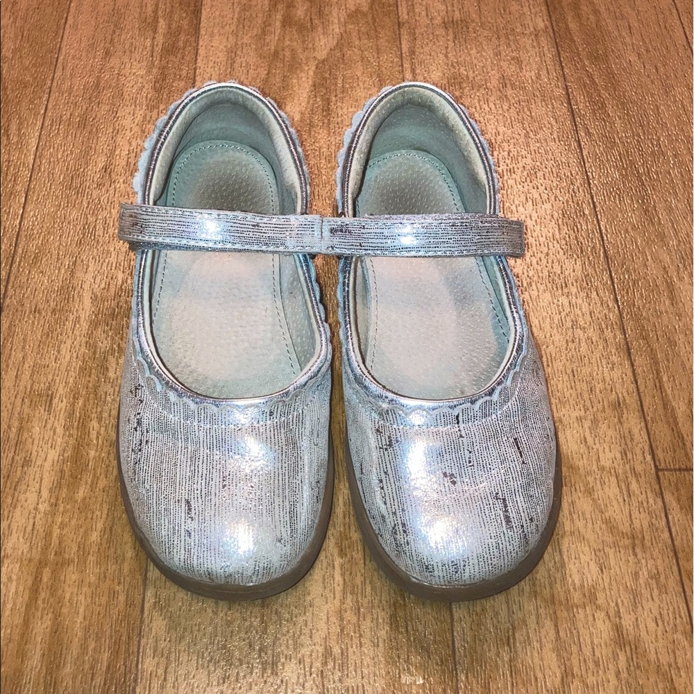 Girls Mary Janes shoes size 2- SEE KAI RUN